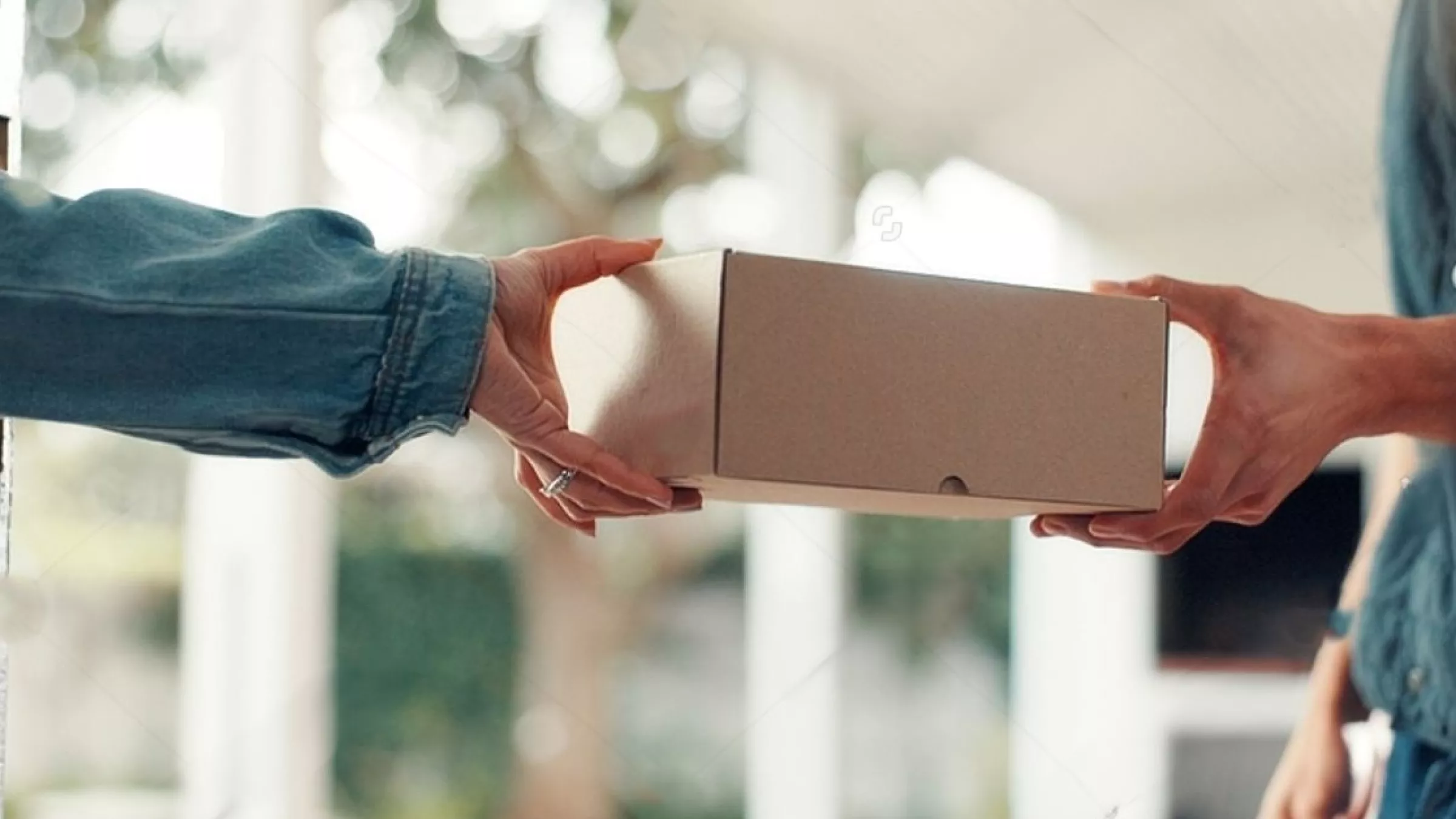 mains qui échangent un paquet