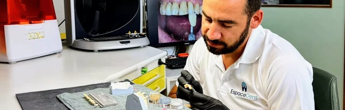 Personne travaillant dans un laboratoire dentaire